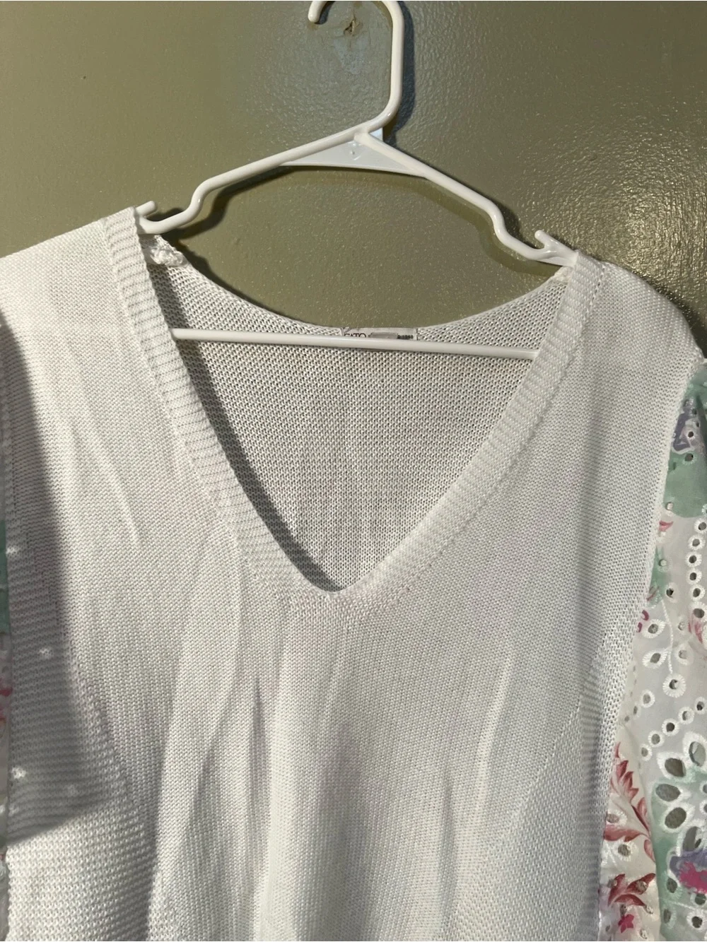 Cato Women’s Plus Sz 22/24 Sweater V-Neck Short Flutter Sleeve White Pink Eyelet